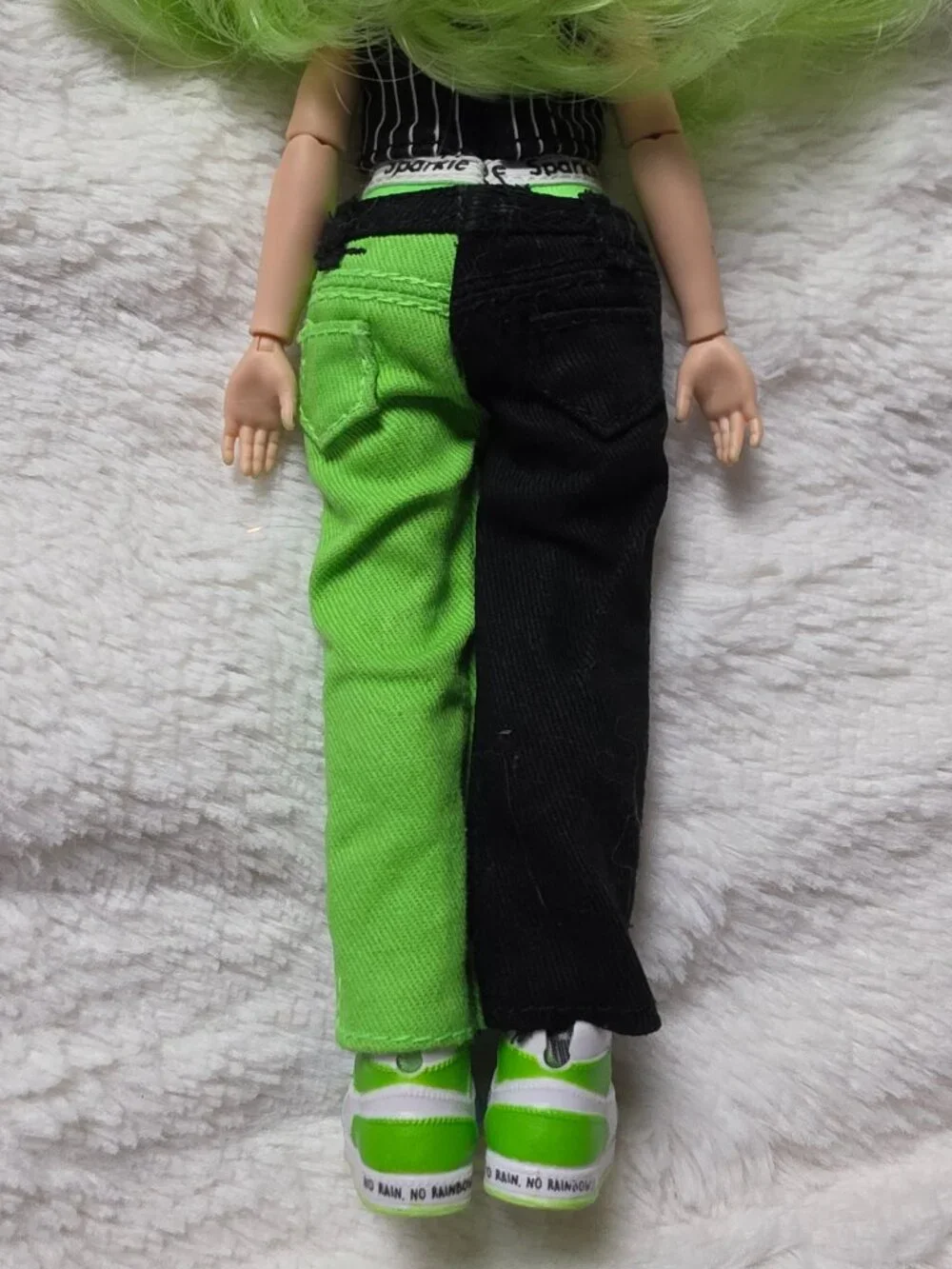 2022 Rainbow High Junior Jade Hunter Fashion Doll Series 1 Green MGA